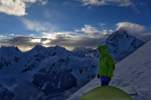 Uživanje, kljub konkretnemu mrazu, v razgledih z zadnjega bivaka (7000 m) na aklimatizaciji na Broad Peaku.