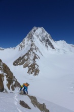 Gasherbrum 4, SZ greben. Zadaj Broad Peak.